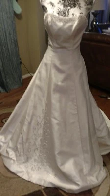 Vestido de novia Alfred Sung color natural Foto 1 de 4