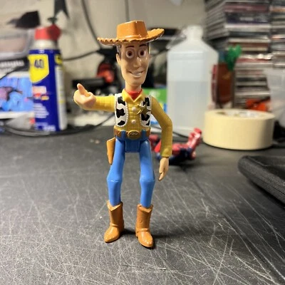 TOT STORY COWBOY WOODY PIXAR DISNEY 6” BONECO DE AÇÃO BRINQUEDO (USADO) - Imagem 1 de 3