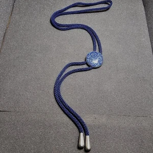 Chinese Chinoiserie Blue And White Porcelain Pendant Bolo Tie Signed On Reverse - Picture 1 of 8