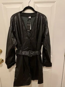 Neu mit Etikett Divided HM schwarzes veganes Lederkleid mit Gürtel und Druckknöpfen - Bild 1 von 9