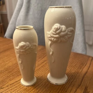 Lenox Rosenknospenmuster Vasen Goldrand obere Kanten 7. 1/2” & 6” hoch 2er Set. - Bild 1 von 9