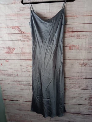 Vestido Express Midi Capucha Cuello Gris Correa Espagueti Midi Sedoso  Foto 1 de 4