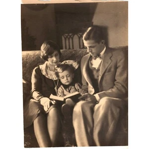 Antikes Foto Familie liest Walter Binney mit Frau Rose Alice (Coe) & Sohn "Junior" - Bild 1 von 2