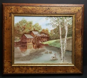 Azulejo de porcelana enmarcado pintado a mano firmado Grace L Watermill Ducks paisaje madera - Imagen 1 de 5