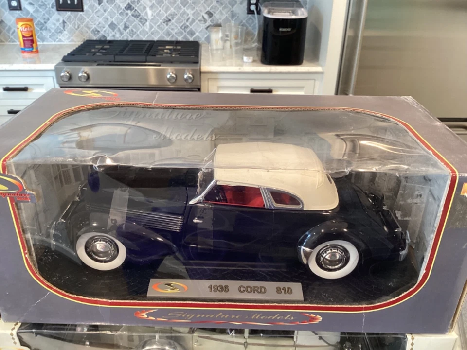 Signature Models 1:18 1936 Cord 810 - #18108 - Image 1 of 3