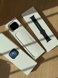 Apple Watch Series 9 45mm Aluminiumgehäuse mit Midnight Sportarmband - 88% - Bild 1 von 5