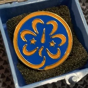 Vergoldete Miniatur World Trefoil Pin im Originalkarton - Bild 1 von 4