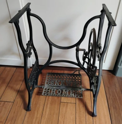 Antigua nueva máquina de coser casera con base de hierro fundido con brazo pitman de madera Foto 1 de 4