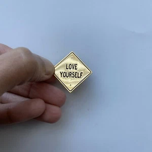OLIVIA STEELE "Love Yourself" seltene Künstler Pin - Bild 1 von 2