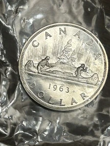 1963 Canada Silver Dollar In Mint Film - Picture 1 of 3