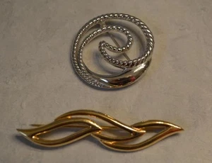 2 Broches Prendedores Trifari Vintage Firmados Bisutería Barra Circular - Imagen 1 de 1
