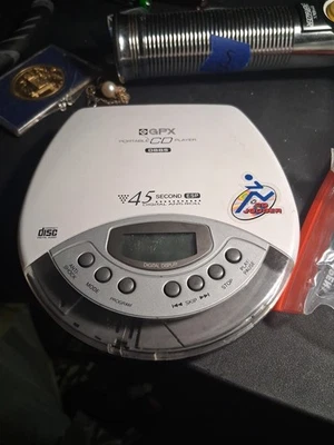 Reproductor de CD portátil GPX C3990 con protección antigolpes, ESP de 45 segundos Foto 1 de 3