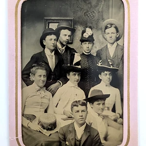 1/4 Piatto Tintype Gruppo Foto Uomo Donna Moda Vittoriana Troy PA 1884 - Foto 1 di 11