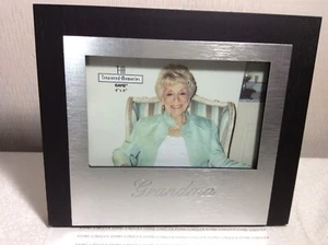 OMA FOTORAHMEN Neu mit Geschenkbox Treasured Memories 4” mal 6” Holz & Metall - Bild 1 von 5