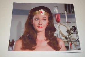 Lynda Carter Wonder Woman Pinup 8x10 Hochglanz Foto vollbusig sexy Dekolleté TV 0625 - Bild 1 von 1