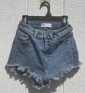 Zara Women High Rise Med Blue Raw Hem Denim Jeans Short Shorts Gr. 2 - Eur 34 - Bild 1 von 10