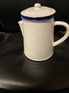 Cafetera de cerámica Blue Harbor con tapa, mota blanca y azul - Imagen 1 de 5