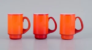 Michael Bang for Holmegaard. Three mugs in orange and white art glass. 1960s. - Picture 1 of 4