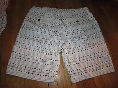 Pantalones Cortos Para Hombre Arizona Calce Clásico Blanco con Diseños Negros Golpes en la Rodilla Talla 40 Nuevos con Etiquetas Foto 1 de 2