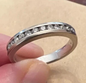 Anello in oro bianco 14 carati tondo taglio brillante diamante canale fascia .33CTW misura 6,75 - Foto 1 di 21