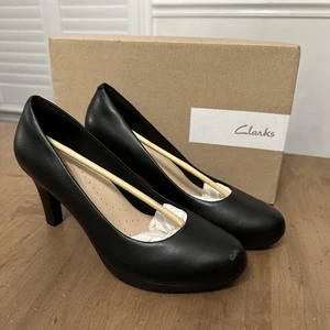 Scarpe Clarks donna taglia 7 nere pelle Adriel viola tacco eleganti lavoro decolte scatola - Foto 1 di 9