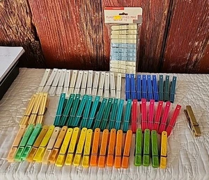 Lot Of 76 Vintage Plastic Multi-Colored Laundry Hanging Clothes Pins Crafts - Picture 1 of 24