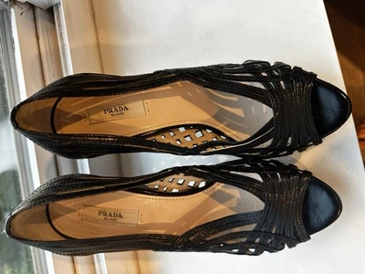 Tacones con tiras de cuero negro PRADA. 37 5 Made In Italy Foto 1 de 4