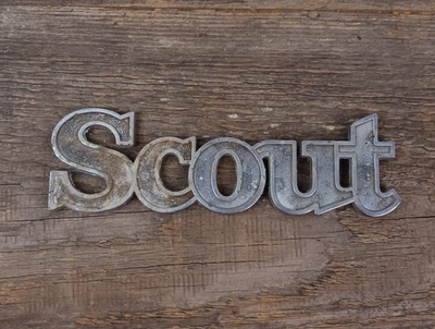 Insignia de puerta trasera International Scout II 1971-1980 emblema de escritura OEM #396610-C1 Foto 1 de 4