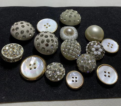 Buttons Vtg white/rhinestone (15) Cover