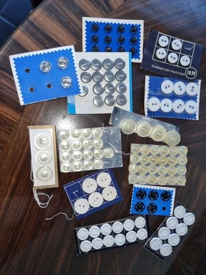 Knöpfe Astor und andere  Konvult diverse Wäscheknöpfe+Zwirnknöpfe weiß  - Bild 1 von 2