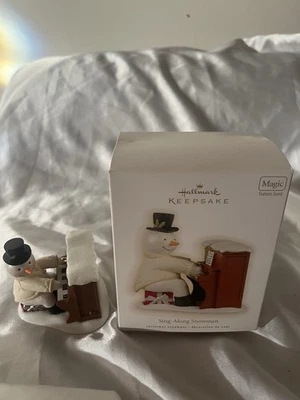 Ornamento de lembrança de boneco de neve Sing Along Magic Hallmark - Imagem 1 de 4