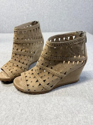 Zapatos Via Spiga para mujer talla 6,5 beige gamuza recorte cuña punta abierta botines Foto 1 de 4