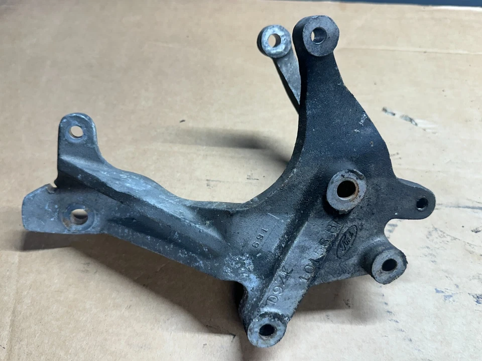 Soporte de montaje de alternador y bomba de smog Ford Mustang 1979 Foto 1 de 3