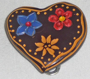 Vintage bakelite heart shaped with flowers dress clip - Picture 1 of 2