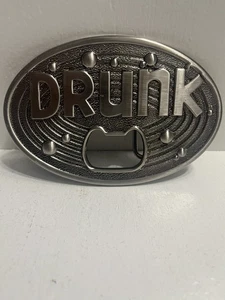 - Gürtelschnalle Trinkmotiv mit Flaschenöffner groß silber - Bild 1 von 3