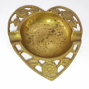 Cenicero vintage de metal macizo para cigarrillos en forma de corazón de 4" - Imagen 1 de 7