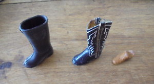 Botte publicitaire BAUDOU  & 1 sandalette en caoutchouc + botte cowboy en cuir
