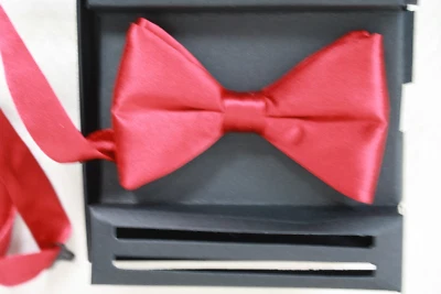 GIORGIO BISSONI Nueva pajarita roja y gemelos de seda para hombre Foto 1 de 4