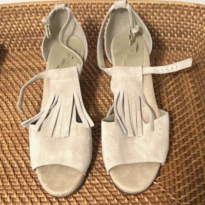 Sandálias aerossóis femininas apoio de salto franja salto com tiras bege camurça 10M - Imagem 1 de 3