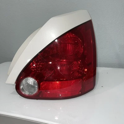 Luz trasera izquierda Nissan Máxima 2004-2008 OEM (ajuste blanco) 04 05 06 07 08 Foto 1 de 4