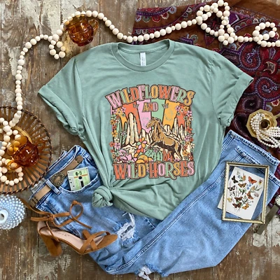 Wild FLowers and Wild Horses | Lainey | Country Western | Camiseta de lona Bella Foto 1 de 2