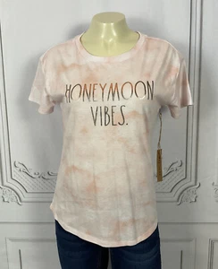 Rae Dunn Honeymoon Vibes Pink Tie Dye Tail Hem Short Sleeve Shirt Size XS NWT - Imagen 1 de 5