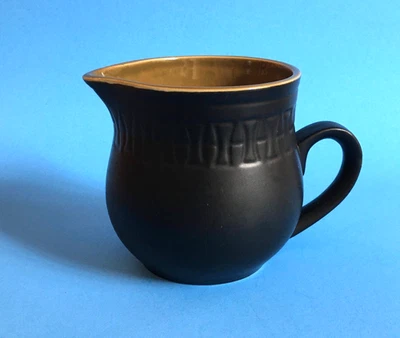 Crema estilo mediados de siglo negro mate, interior verde oliva Berkeley House Japón Foto 1 de 4