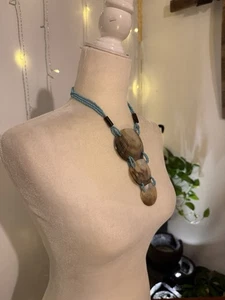Collana Boho Statement Cordoncino di Perline Blu con Grandi Dischi Conchiglia Naturale - Foto 1 di 7
