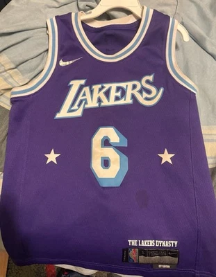 Camiseta Nike Lakers LeBron James NBA Edición City Púrpura - Juvenil Pequeña Foto 1 de 2