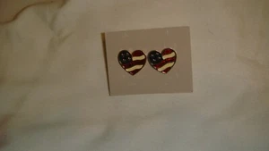 Avon 1990 amerikanische Flagge Farben auf emailliertem Pfosten Herz Ohrring - Bild 1 von 4