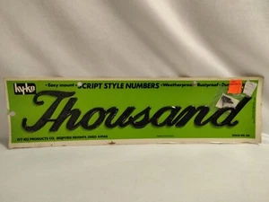 Hy-Ko Thousand House Indirizzo Scritta Stile Numeri Spellout Nuovo Vecchio Stock Vintage - Foto 1 di 3