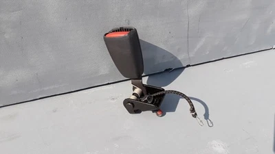 Адаптер пряжки ремня безопасности со стороны заднего правого пассажира 2007 Volvo XC70 OEM - Изображение 1 из 4