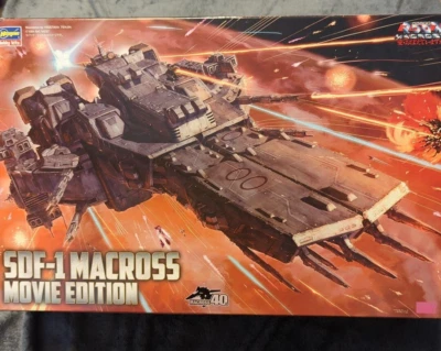 Macross SDF-1 Movie Edition 1:4000 HASEGAWA Model Kit - Image 1 of 2