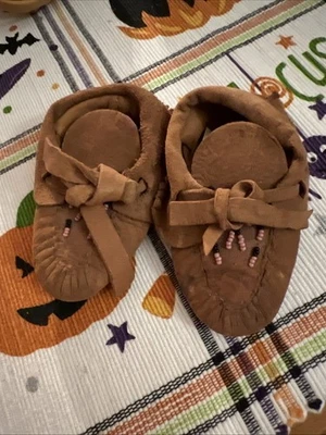 PEQUEÑOS mocasines con cuentas de piel de ciervo para bebé nativo americano Foto 1 de 3